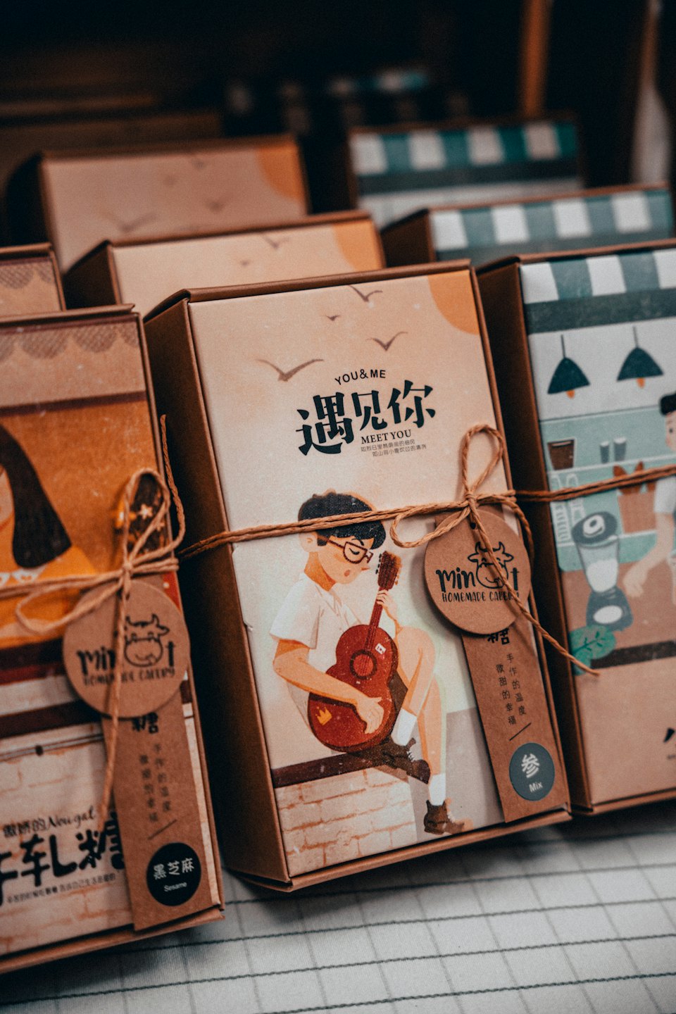 Verschiedene Geschenkboxen mit Gitarren-Illustration und Eigenmarken-Branding.