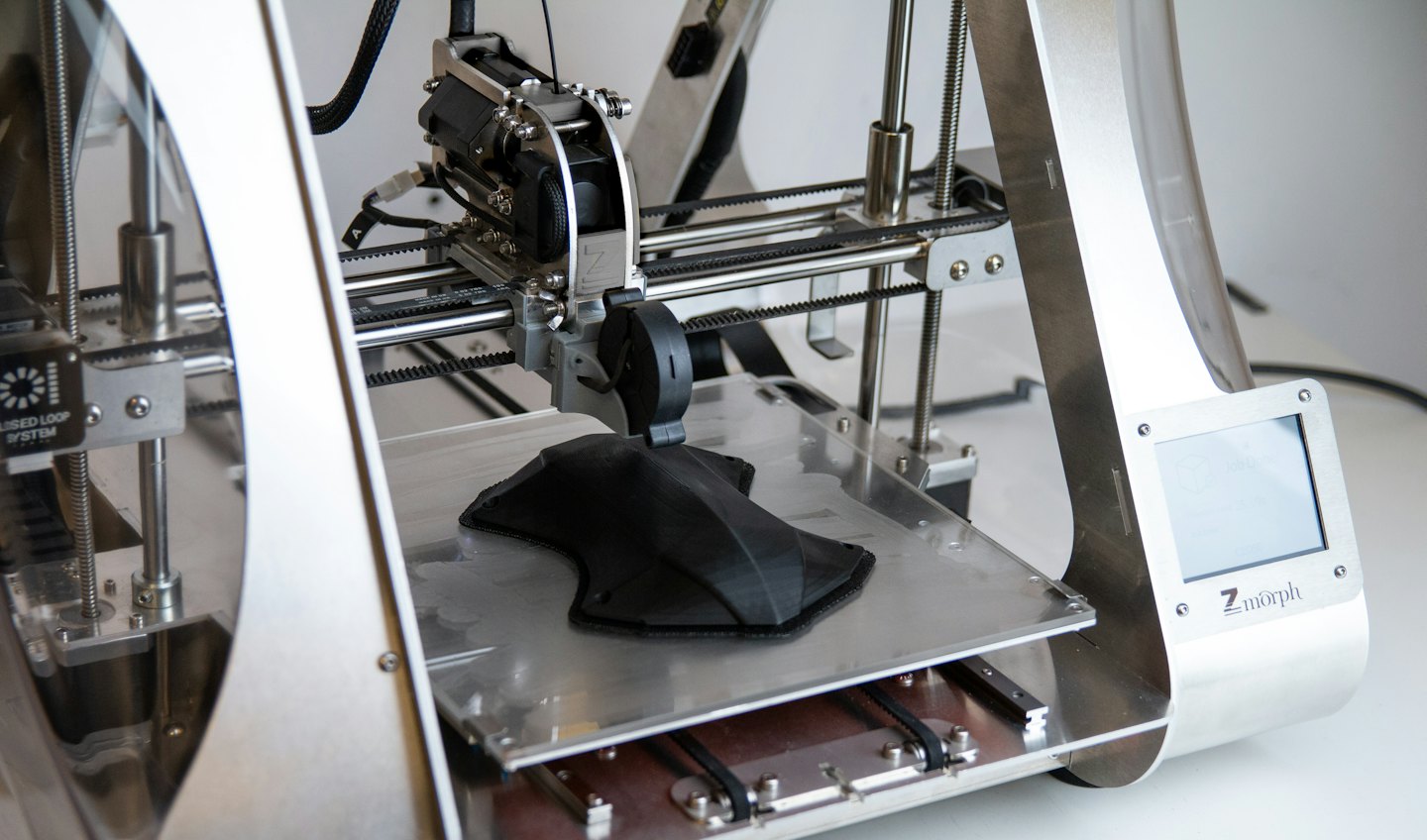 3D-Drucker erstellt ein detailliertes schwarzes Objekt.